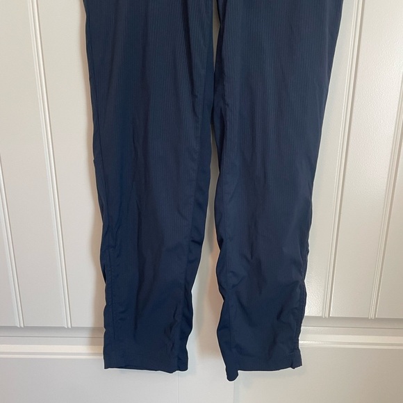 Lululemon Beyond the Studio Crop True Navy size 2 - Picture 4 of 9
